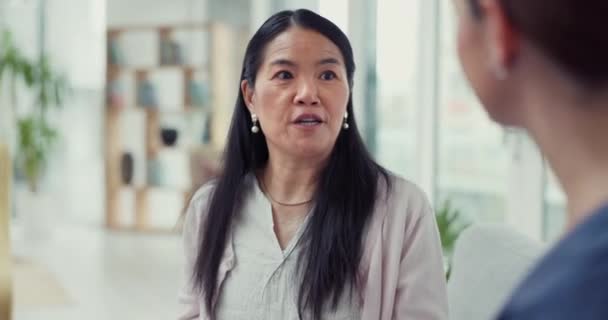 Komunikace Konzultace Nebo Zdravotní Sestra Vysvětlující Ženám Výsledky Lékařské Zprávy — Stock video