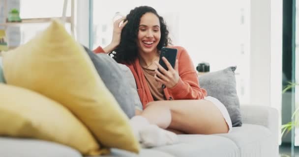 Mujer Feliz Ola Teléfono Celular Videollamada Hogar Para Red Social — Vídeo de stock