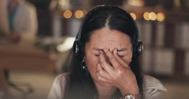 Άγχος Ημικρανία Ασιατική Γυναίκα Στο Τηλεφωνικό Κέντρο Πονοκέφαλο Αίσθημα Υπερκόπωση — Αρχείο Βίντεο