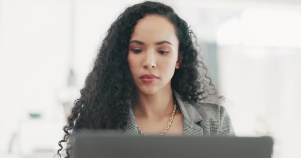 认真的女商人在笔记本电脑上工作 从事就业市场研究 数据分析和办公室在线规划 具有公司战略 阅读报告和计算机的年轻专业人员或同事 — 图库视频影像