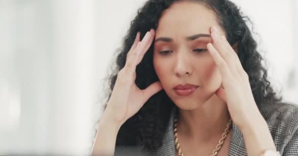ストレス 頭の痛み 燃え尽きてデスクで働く問題があるオフィスのビジネス女性 精神衛生 不満を持つ女性労働者危機に対する不安 抑うつ — ストック動画