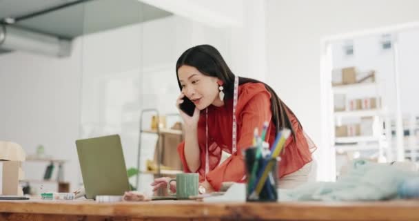 Telefonsamtal Laptop Och Handel Med Designer Asiatisk Kvinna Jobbet Hennes — Stockvideo