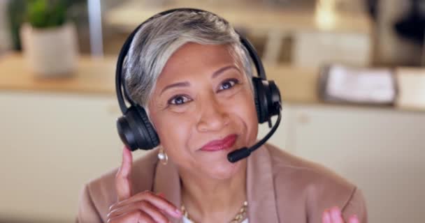 呼叫中心和老年妇女打电话 与我们联系 并与工作场所的耳机进行沟通 客户服务 肖像和服务台雇员 以及客户关系管理办公室的女顾问 — 图库视频影像