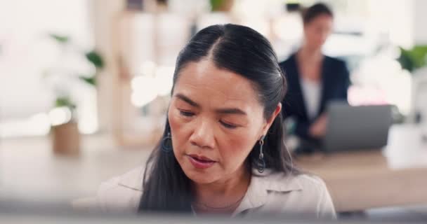 Werknemer Ideeën Aziatische Vrouw Denken Besluiten Gedachten Voor Het Opstarten — Stockvideo