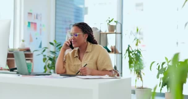 Дизайнер Моди Бізнес Чорна Жінка Телефонний Дзвінок Ноутбук Досліджень Інтернет — стокове відео