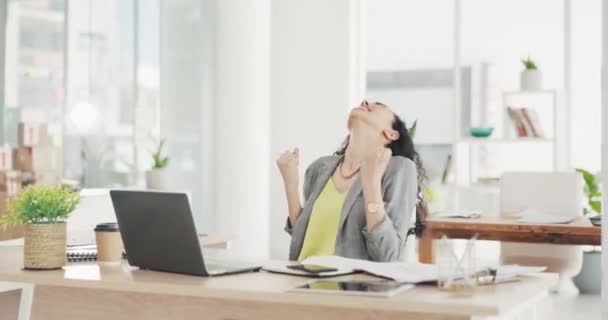 Mulher Negócios Laptop Comemorar Escritório Com Punho Para Ganhar Lucro — Vídeo de Stock
