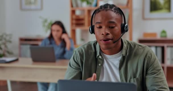 Zwarte Man Call Center Laptop Met Headset Consulting Telemarketing Klantenservice — Stockvideo