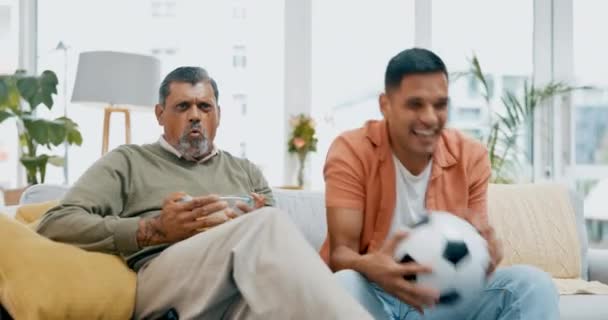 Televizyon Futbol Kanepede Baba Oğul Izlemek Apartmanda Internetten Maç Izlemek — Stok video