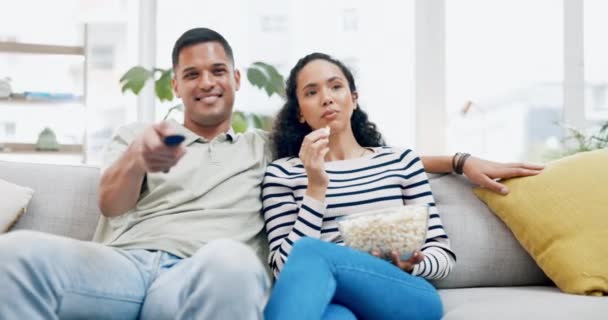 Película Viendo Televisión Pareja Casa Sofá Sala Estar Comiendo Palomitas — Vídeos de Stock
