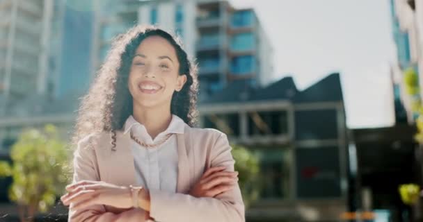 Forretning Glad Kvinde Byen Ansigt Med Krydsede Arme Karriere Succes – Stock-video