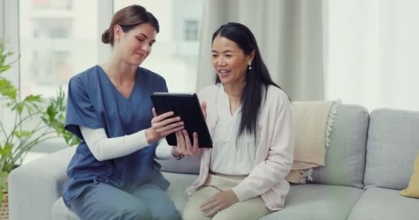 Tablet Videollamada Enfermera Que Consulta Resultados Informes Médicos Mujeres Noticias — Vídeos de Stock