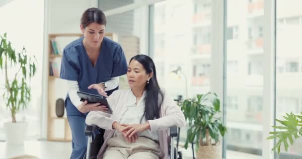 Tabletka Wózek Inwalidzki Lub Pielęgniarka Rozmawiają Kobietą Wynikach Badań Lekarskich — Wideo stockowe