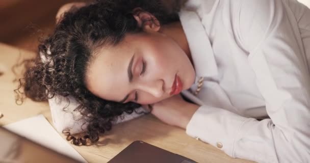 Dormir Mujer Escritorio Oficina Por Noche Con Burnout Cara Cansada — Vídeos de Stock