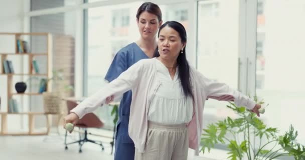Vrouwelijke Patiënt Halter Fysiotherapie Van Verpleegkundige Voor Revalidatie Spiergenezing Helpen — Stockvideo