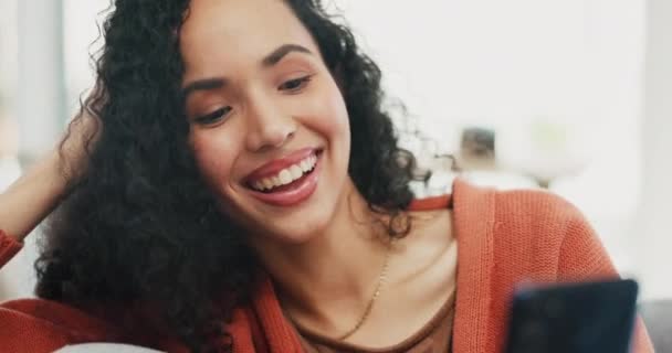 Ευτυχισμένη Γυναίκα Κινητό Και Μιλάμε Βιντεοκλήση Στο Σπίτι Κοινωνικό Δίκτυο — Αρχείο Βίντεο