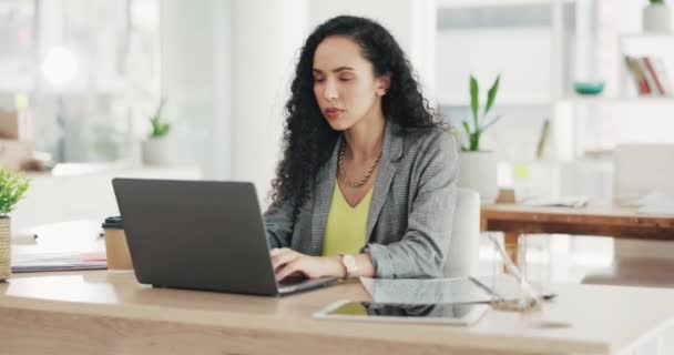仕事および女性は電子メール コミュニケーションおよびオンラインフィードバックのためのラップトップでタイプする 真剣に ビジネスと提案とインターネット応答のためのコンピュータを持つ企業の従業員 — ストック動画