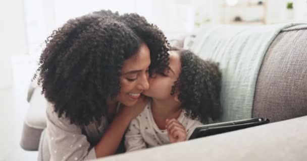 Kiss Tablet Dan Ibu Dengan Anak Sofa Untuk Belajar Online — Stok Video