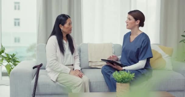 Δισκίο Συμβουλευτική Νοσοκόμα Εξηγώντας Στη Γυναίκα Ιατρική Έκθεση Αποτελέσματα Ειδήσεις — Αρχείο Βίντεο