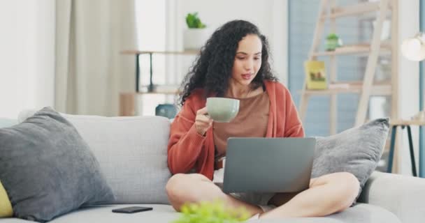 Kadın Kahve Dizüstü Bilgisayar Oturma Odasında Online Alışveriş Evdeki Sosyal — Stok video