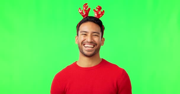 圣诞欢笑 人像和绿屏 戴着节日派对的帽子 带着快乐 微笑和欢乐 在节庆活动中 与家人分离 有工作室背景 面带笑容的亚裔男子一起庆祝 — 图库视频影像