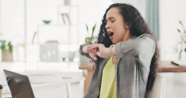 Розтяжка Позіхання Жінка Ноутбуці Ділової Втоми Проблеми Або Офісного Стресу — стокове відео