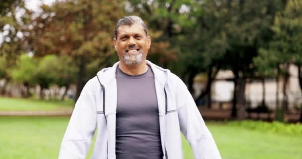 Szczęśliwy Fitness Ramiona Skrzyżowane Człowiekiem Parku Biegania Treningu Zdrowia Cardio — Wideo stockowe