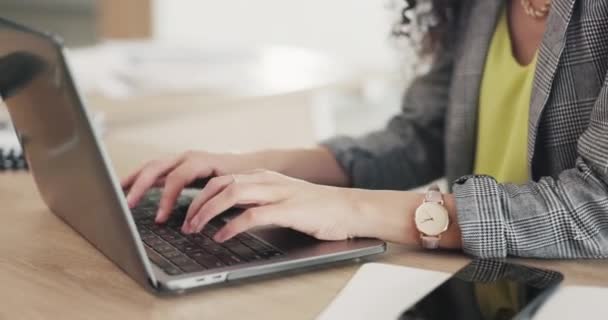 オフィスのデスクでスケジュール またはコミュニケーションのためにキーボードを入力するビジネス女性 ラップトップ 仕事における電子メールのタスク アイデアや戦略にコンピュータ上で作業する女性プロジェクトプランナーの手 — ストック動画