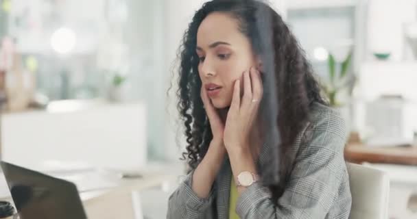 压力和商业女性在笔记本电脑上与焦虑 倦怠和在线问题在办公室 精神健康 公司和女工在电脑上工作时感到沮丧 头疼和焦虑 — 图库视频影像