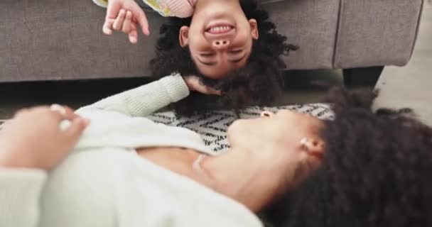 Anya Nappali Gyermek Játszani Egy Otthoni Emeleten Lounge Kanapén Boldogság — Stock videók