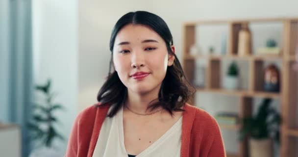 Азійська Жінка Обличчя Руки Перетиналися Посмішкою Вітальні Щастям Схвильованим Молодим — стокове відео