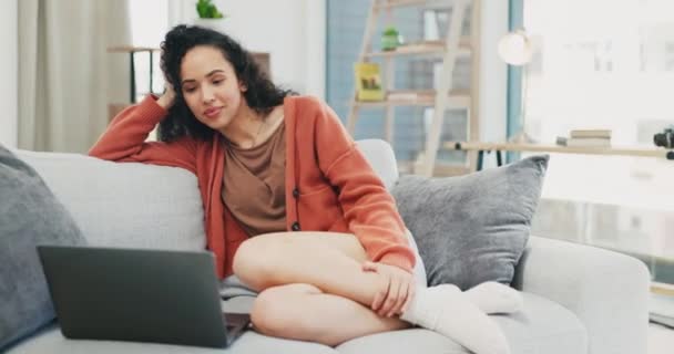 Frau Entspannt Auf Sofa Schaut Auf Laptop Und Glücklich Zufrieden — Stockvideo