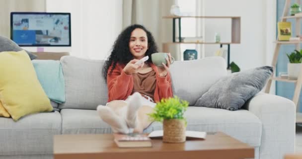 Kobieta Zrelaksować Się Kanapie Kawa Oglądanie Telewizji Szczęśliwy Zadowolony Pić — Wideo stockowe