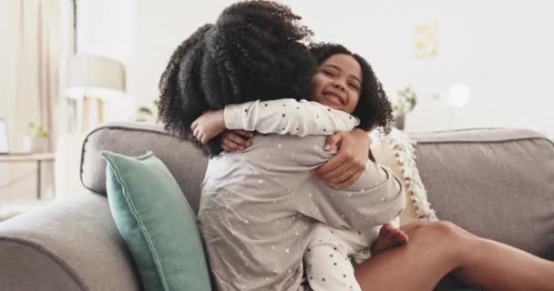 母亲和女孩 用爱心拥抱和亲吻 在家里共度美好时光 与妇女和儿童在一起的幸福 舒适和安全 与母亲在一起的幸福童年和充满信任和联系 — 图库视频影像