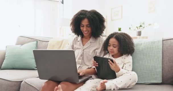 Laptop Tablet Mama Dzieckiem Sofie Razem Pracy Zdalnej Elearning Jakości — Wideo stockowe