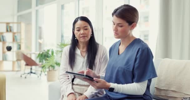 Tablet Consultoria Enfermeira Falando Com Mulher Resultados Relatórios Médicos Notícias — Vídeo de Stock