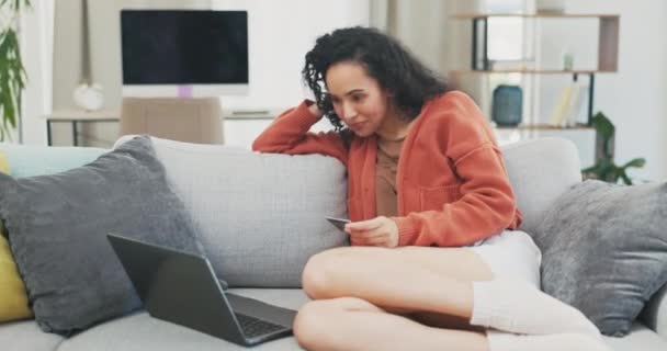 Szczęśliwa Kobieta Karta Kredytowa Zakupy Online Laptopie Cyfrowe Płatności Fintech — Wideo stockowe