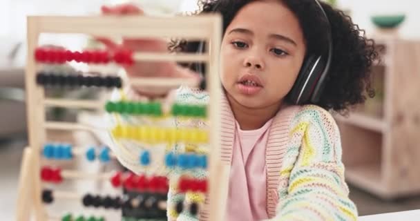 Onderwijs Elearning Meisje Met Koptelefoon Abacus Tellen Rekenen Met School — Stockvideo
