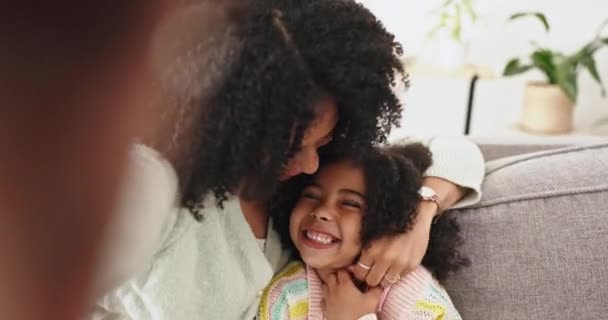 Selfie Komik Surat Evlerinin Oturma Odasında Birlikte Eğlenen Bir Anne — Stok video
