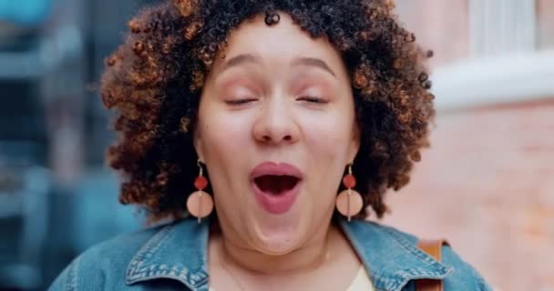 Frau Afro Oder Wow Gesicht Mit Händen Der Stadt Für — Stockvideo
