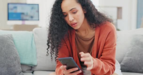 Mulher Mensagens Texto Telefone Leitura Sofá Salão Casa Com Estresse — Vídeo de Stock