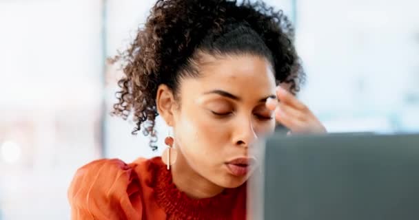 在办公室工作的职业女性因错误 404问题和网络错误而疲惫不堪 劳累过度 压力大 在办公桌前疲惫不堪的女工 — 图库视频影像