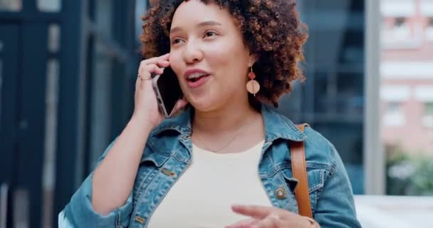 Mujer Conversación Llamada Telefónica Con Comunicación Aire Libre Cara Viaje — Vídeo de stock