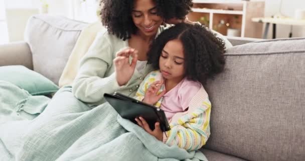 Relaxe Tablet Mãe Com Criança Sofá Para Jogos Online Pesquisa — Vídeo de Stock