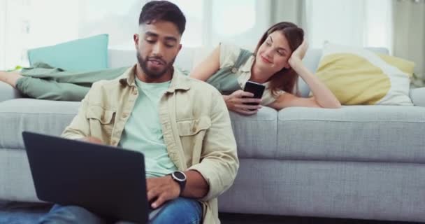 Телефон Ноутбук Пара Отдыхают Гостиной Время Онлайн Собственности Ипотечного Кредита — стоковое видео