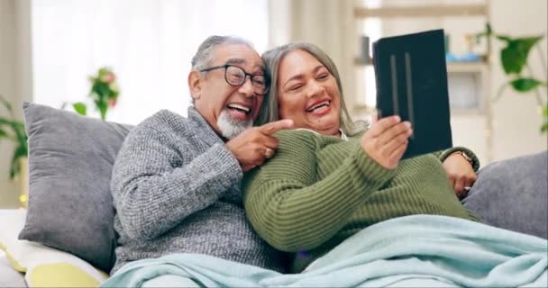 年长的快乐夫妇 平板电脑和沙发在家里笑视频 迷因和社交网络应用 女人和放松与移动触摸屏 滑稽的电影和退休在客厅与爱 — 图库视频影像