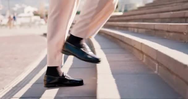 城市人的旅行 楼梯和鞋子 具有专业 行政和使命的精神 企业和城市 员工早上走上台阶上下班 当领导 当正式员工 — 图库视频影像