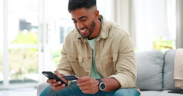 Pria Bahagia Telepon Dan Kartu Kredit Untuk Belanja Online Ecommerce — Stok Video