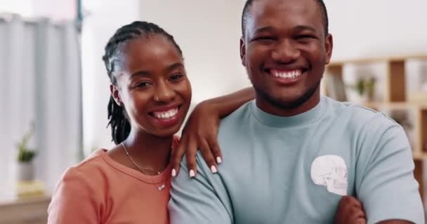 Gelukkig Glimlach Portret Van Zwart Paar Samen Opgewonden Een Huis — Stockvideo