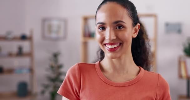 Hogar Rostro Mujer Con Felicidad Una Sonrisa Una Sala Estar — Vídeo de stock