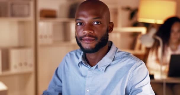 Mutluluk Gülümseme Geceleri Odak Fazla Mesai Profesyonellik Için Ofiste Siyahi — Stok video
